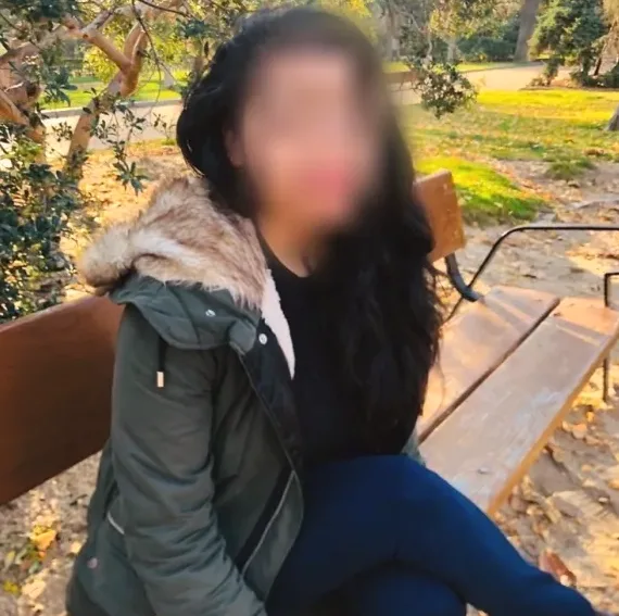 Büsra, 27